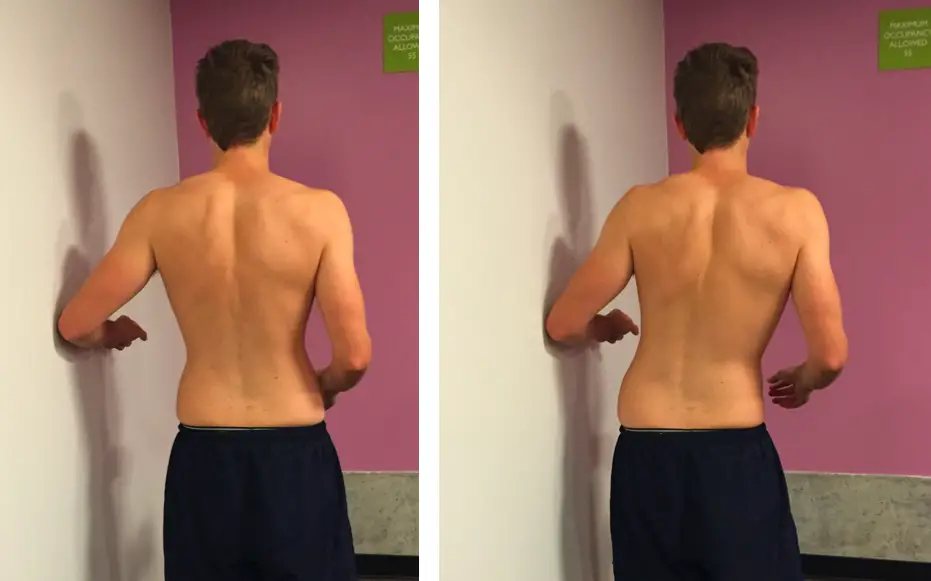 Mann mit Rückenschmerzen, der seitliche Gleitbewegungen im Rahmen der McKenzie-Methode ausführt