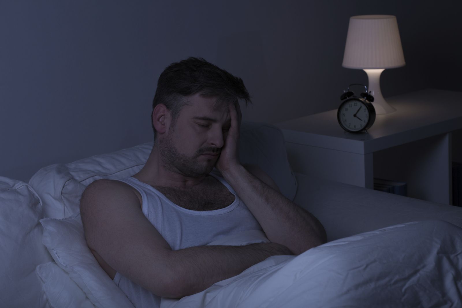 Uudholdelige rygsmerter om natten: Hvordan sover man? (9 tips)