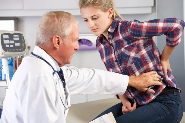 Visita médica de la mujer joven a su doctor