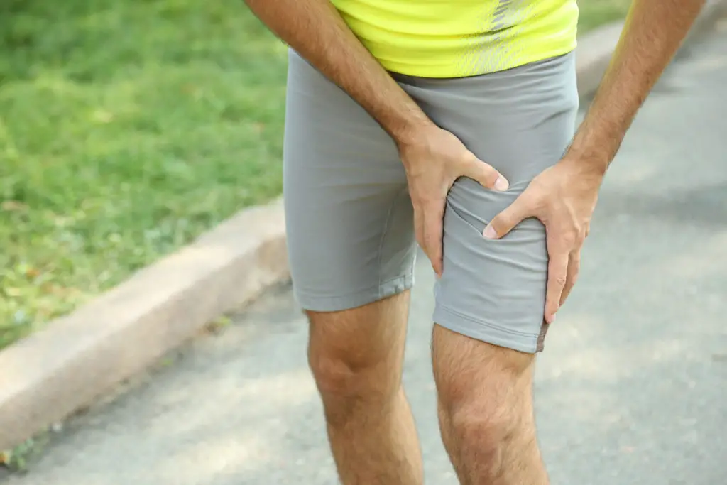 homme qui ressent des douleurs devant la jambe de type cruralgie