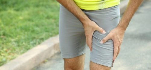 homme qui ressent des douleurs devant la jambe de type cruralgie