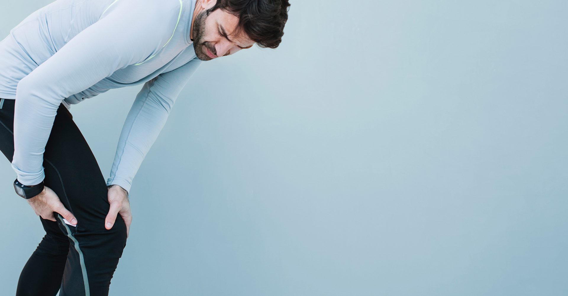 homme ayant des douleurs qui irradient dans la jambe