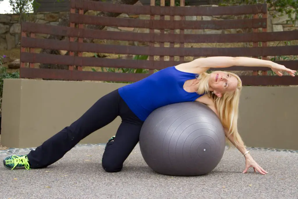 Flan-Stretch auf Schweizer Ball für den Rücken