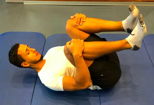 lumbale Flexion zur Verringerung der Lendenlordose