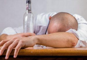 手のアリの原因となるアルコール依存症