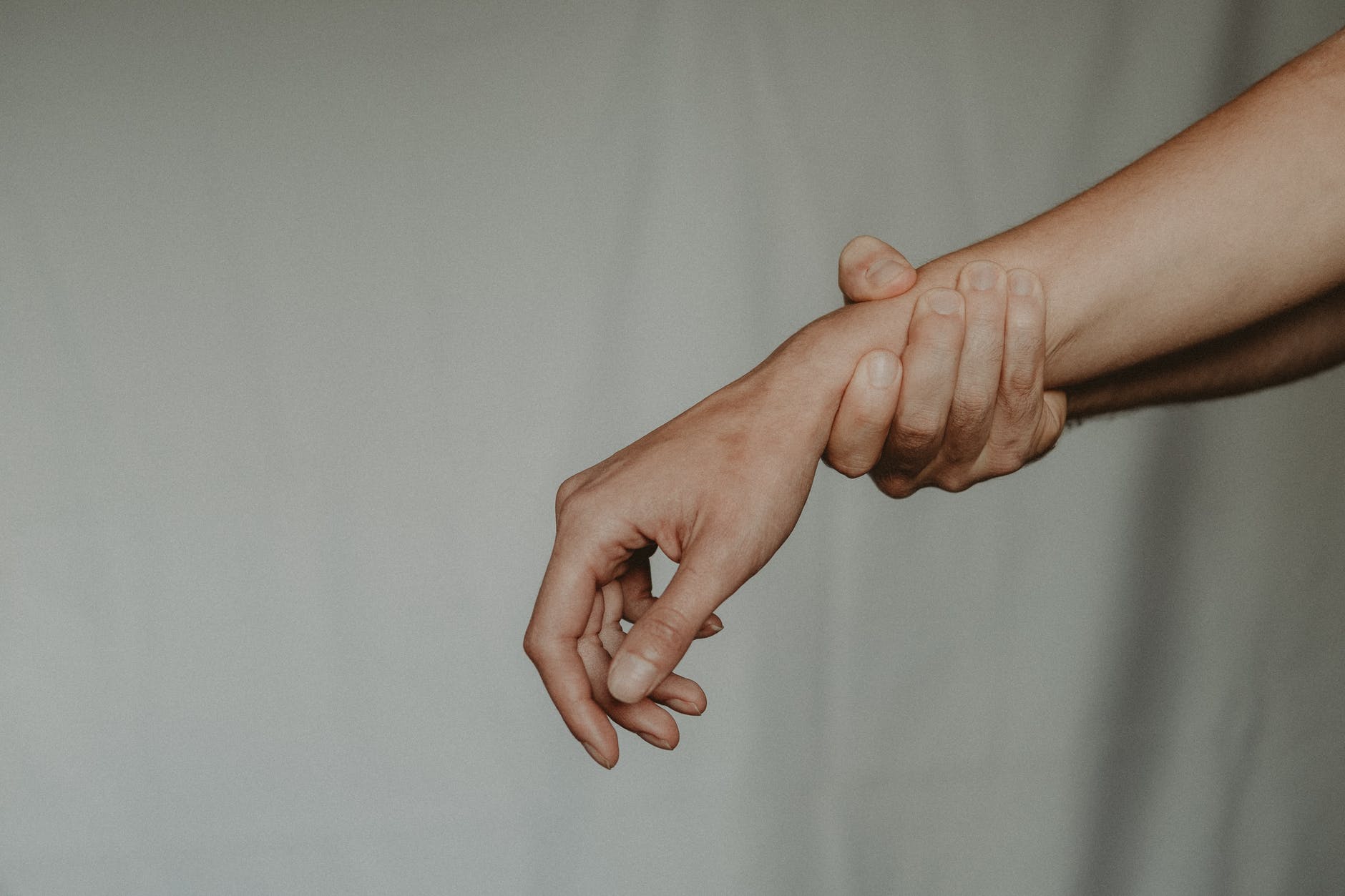 Fibromyalgie und Schmerzen in den Händen: Was ist der Zusammenhang?