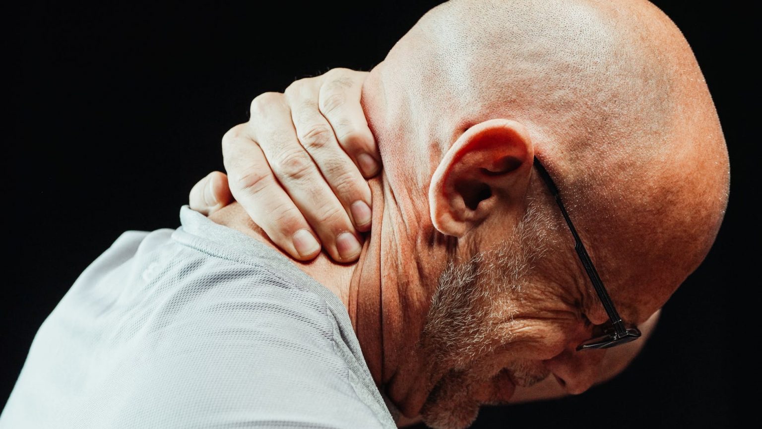 Douleurs dans la nuque 7 causes possibles (et comment les soulager ?) Lombafit