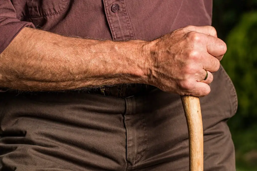 пожилой человек с остеоартрозом тазобедренного сустава