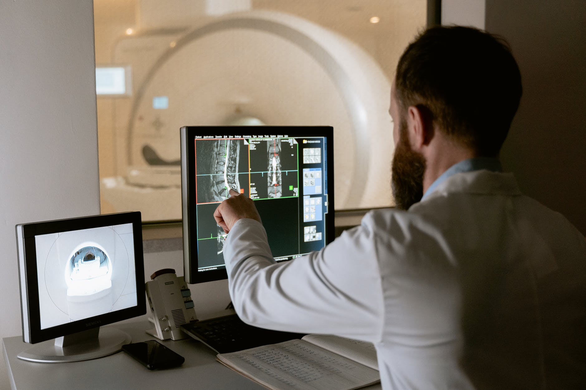 læge læser CT-scanning af lændehvirvelsøjlen