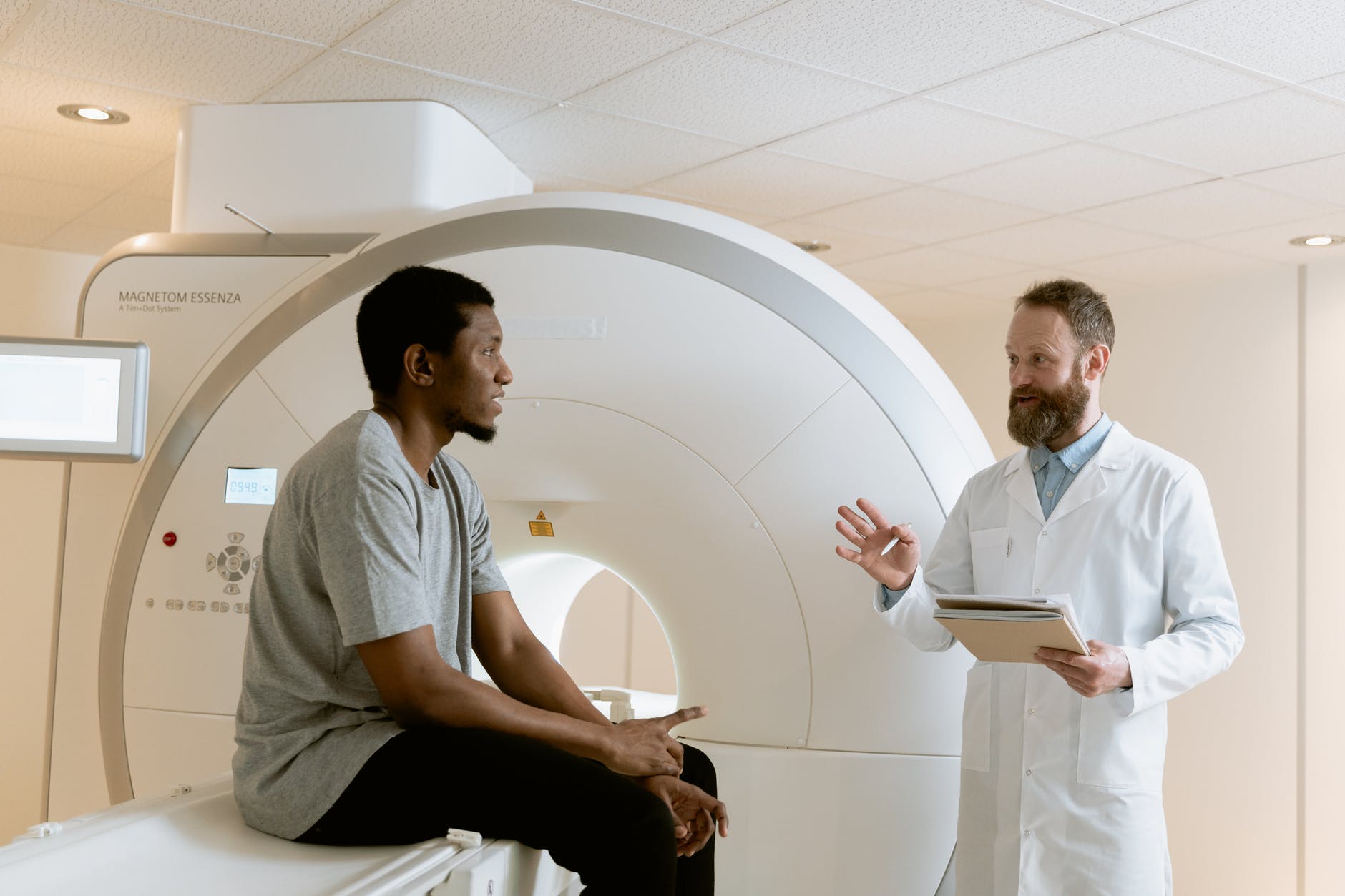 explanation of the procedures before the lumbar scan