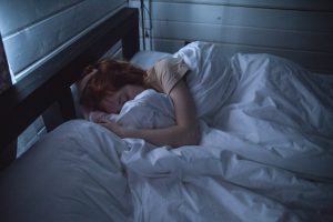 背側後弯症を引き起こす前かがみの睡眠