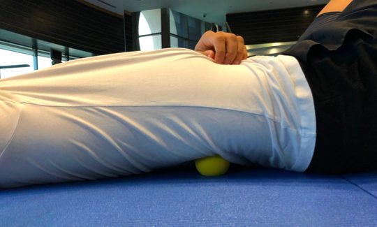 tennisbold på ryggen