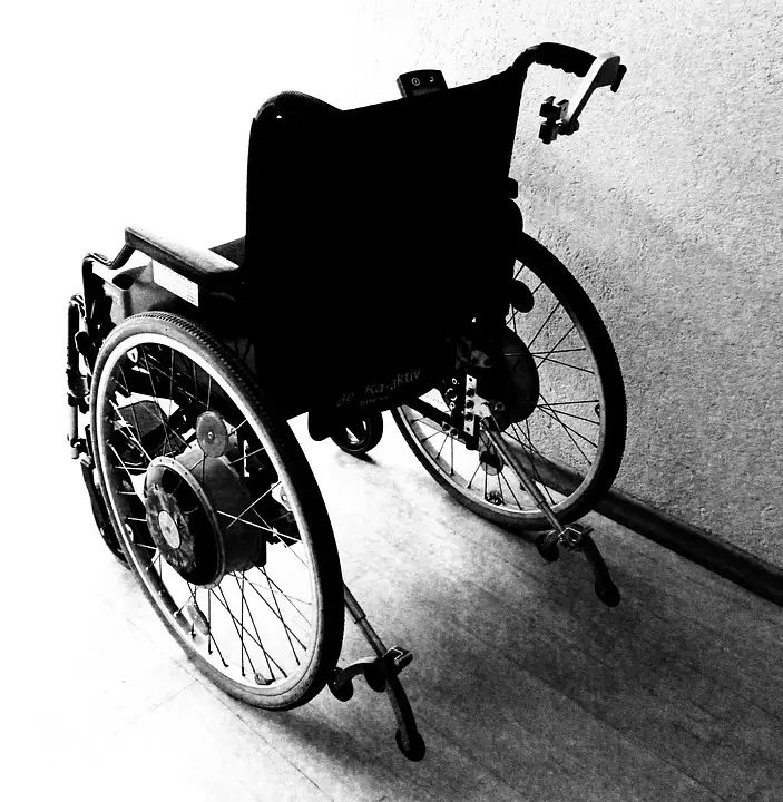 Rollstuhl nach Kompression des Rückenmarks