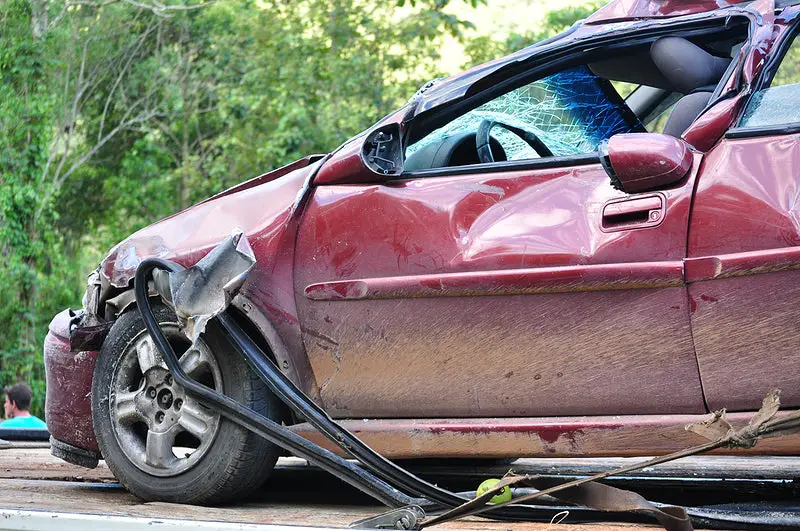 accidente automovilístico que causa fractura de vértebra