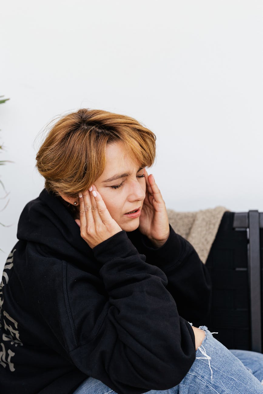 Kieferschmerzen und Stress: Was ist der Zusammenhang? (Erklärungen)