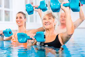Fitnessstudio im Wasser Schwierigkeiten beim Gehen bei älteren Menschen