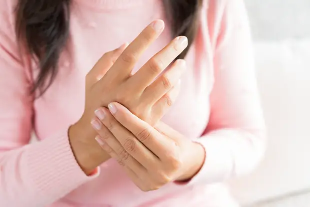 Kribbeln in Hand und Fingern: 7 mögliche Ursachen (und was tun?)
