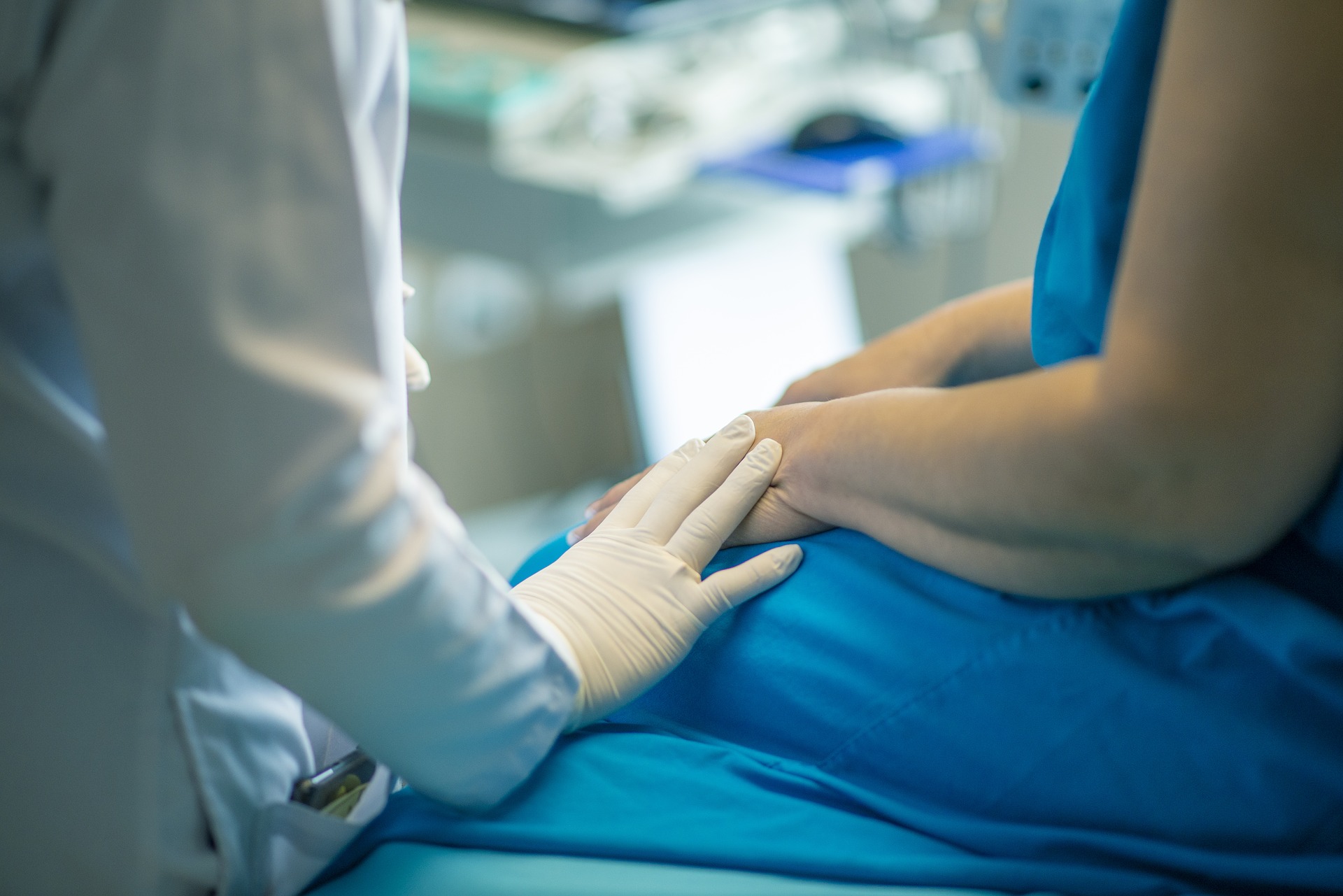 discussió sobre la cirurgia entre metge i pacient