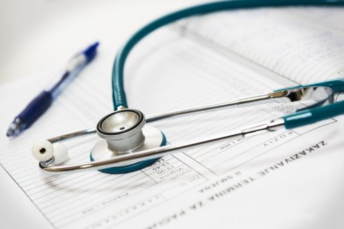 medizinischer fragebogen und stethoskop