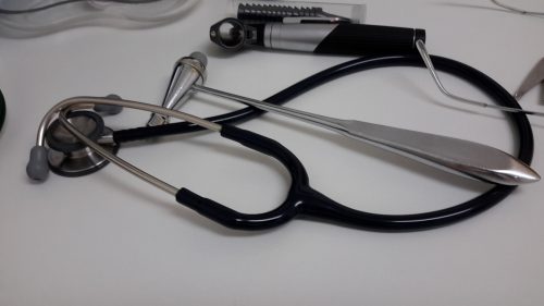 Stethoskop, das einen medizinischen Notfall darstellt