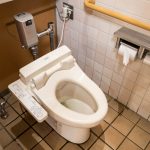 Fracture du bassin et toilette : Conseils
