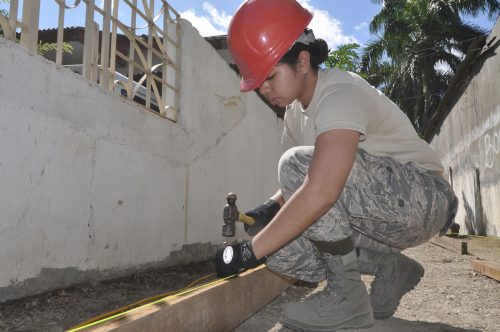 mujer con trabajo fisico