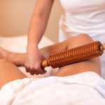 Maderoterapia aplicada na massagem de pernas