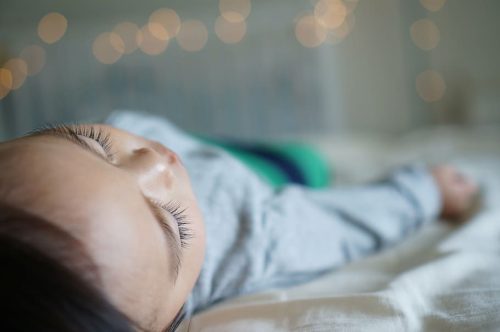 Baby sover på ryggen