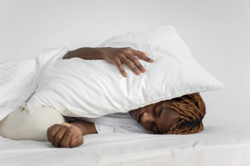 Durma sem travesseiro embaixo da cabeça