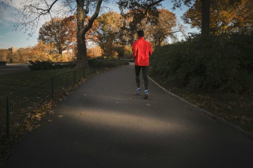 Un homme qui est en train de courir