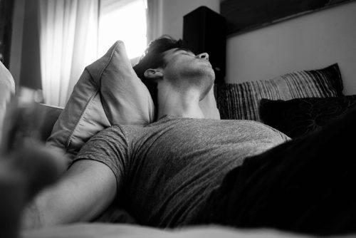 un hombre dormido