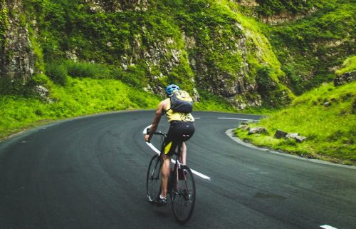 Eine Person, die Fahrrad fährt