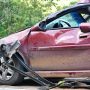 автомобилна катастрофа, причиняваща фрактура на прешлен